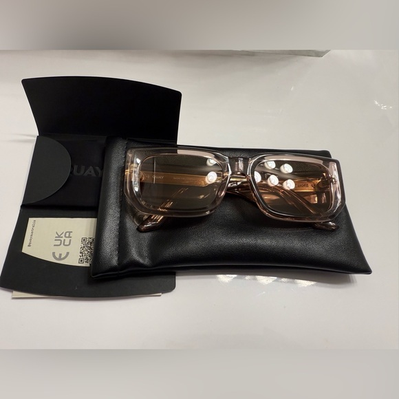 QUAY Tell Me More Sunglasses - Picture 4 of 9